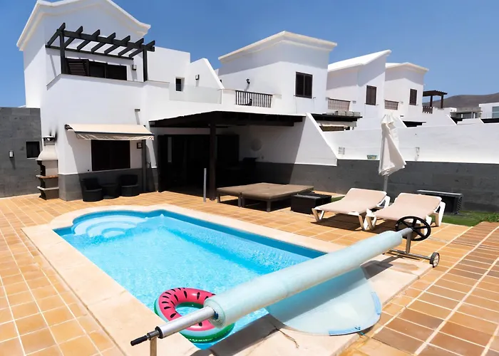 Beautiful And Luxurious Villa With Heated Pool And Free Wi-Fi In Playa Blanca.