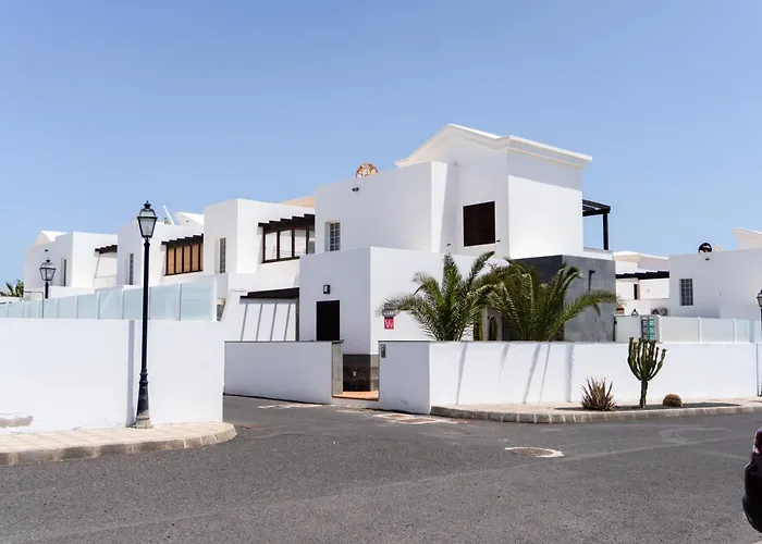 Beautiful And Luxurious Villa With Heated Pool And Free Wi-Fi In Playa Blanca.