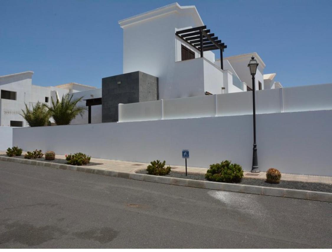 Willa Beautiful And Luxurious With Heated Pool And Free Wi-fi In Playa Blanca. *