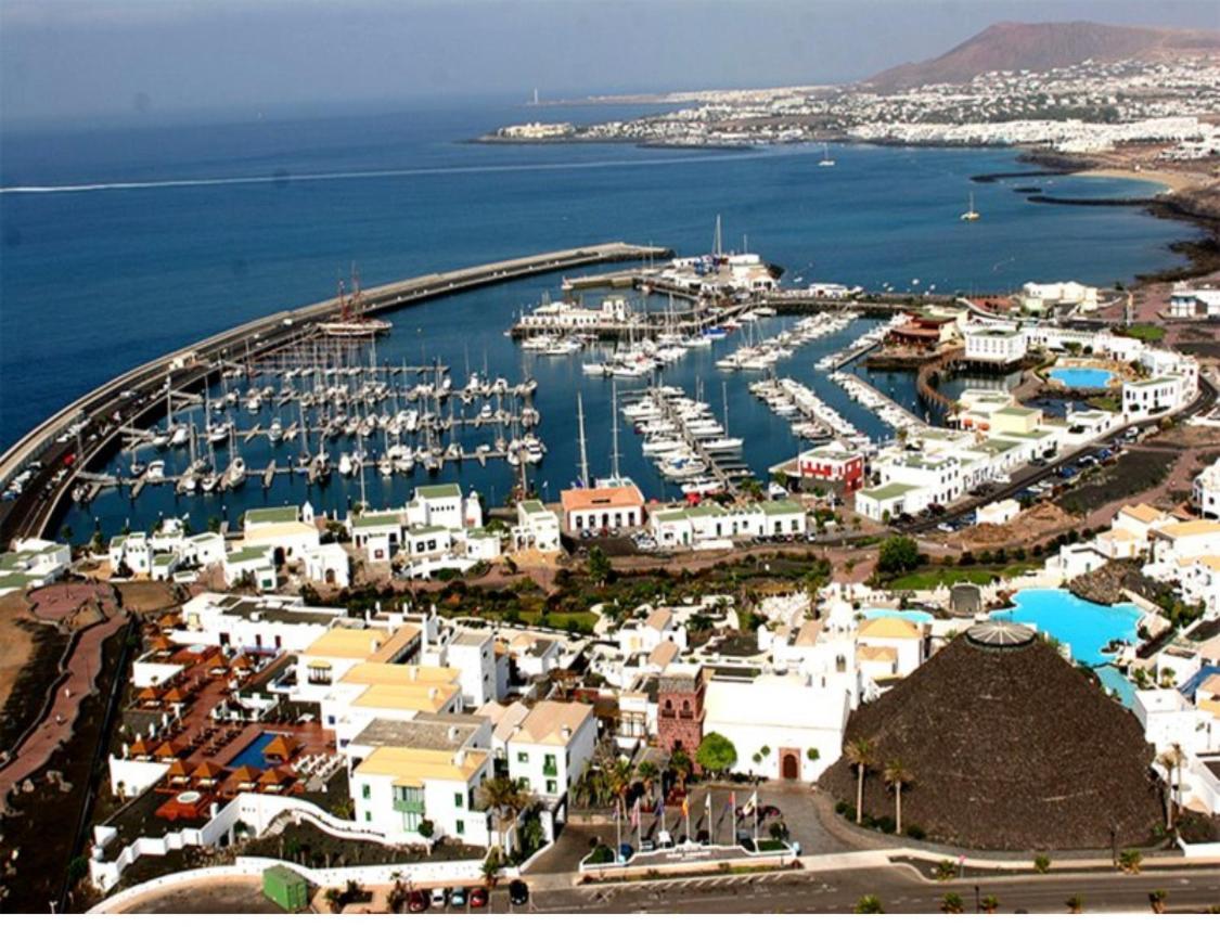 Beautiful And Luxurious With Heated Pool And Free Wi-fi In Playa Blanca.