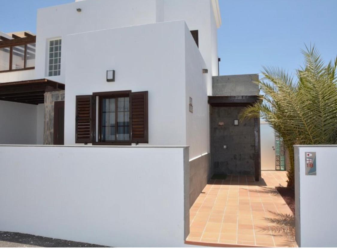 Beautiful And Luxurious With Heated Pool And Free Wi-fi In Playa Blanca. Vil·la *