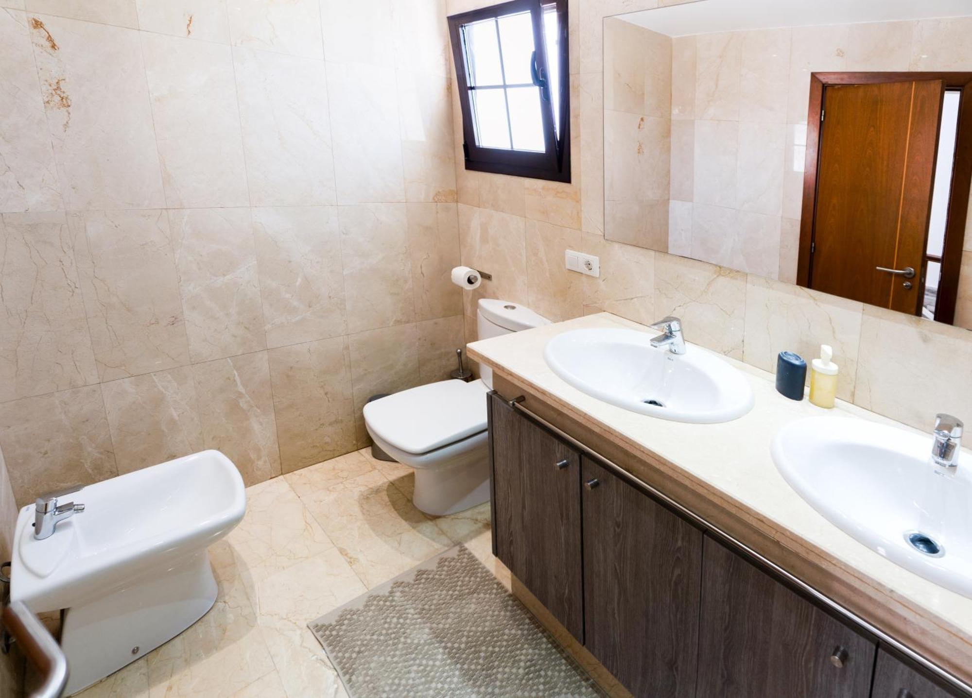 Beautiful And Luxurious With Heated Pool And Free Wi-fi In Playa Blanca. Vil·la *