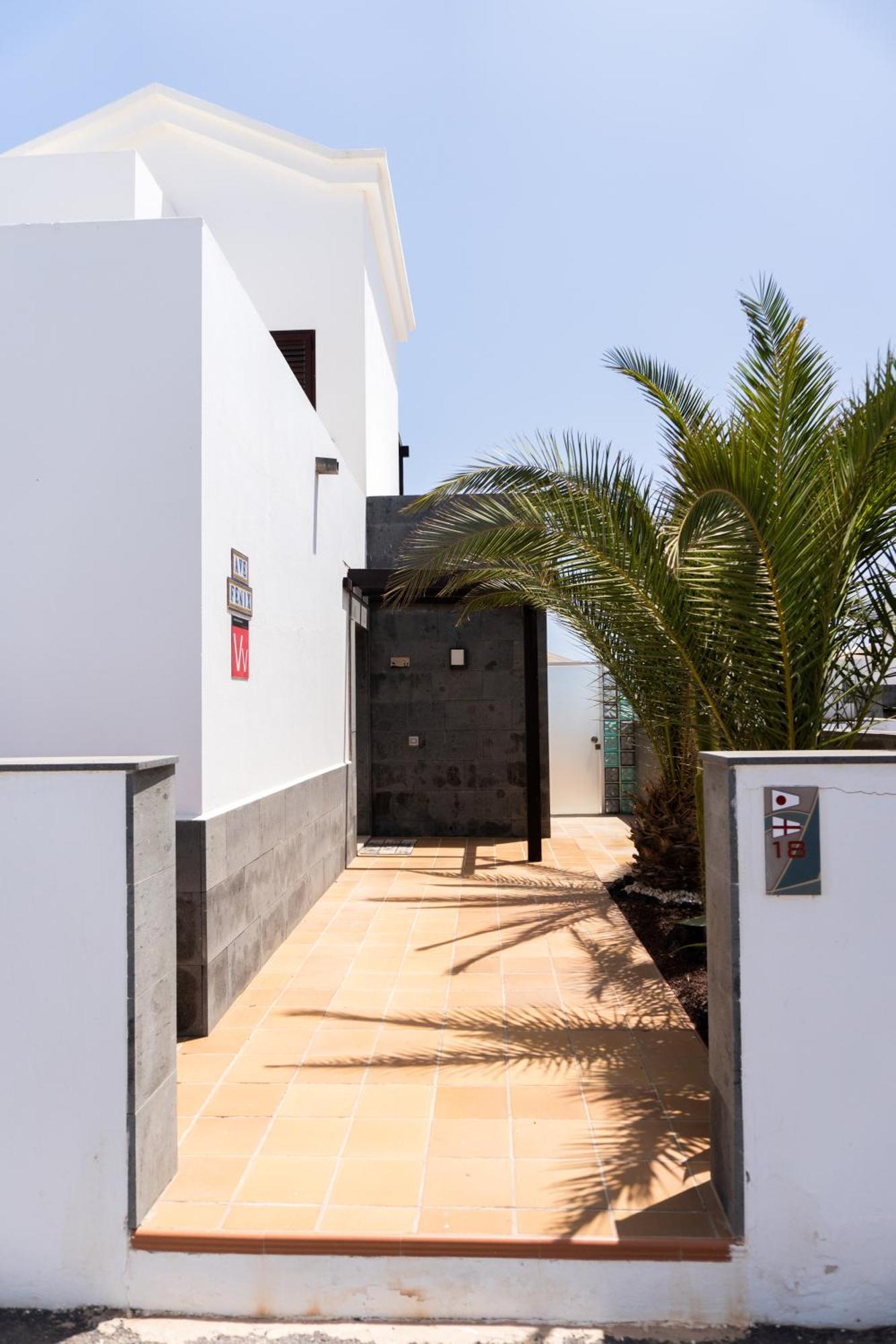Beautiful And Luxurious With Heated Pool And Free Wi-fi In Playa Blanca. Vil·la *