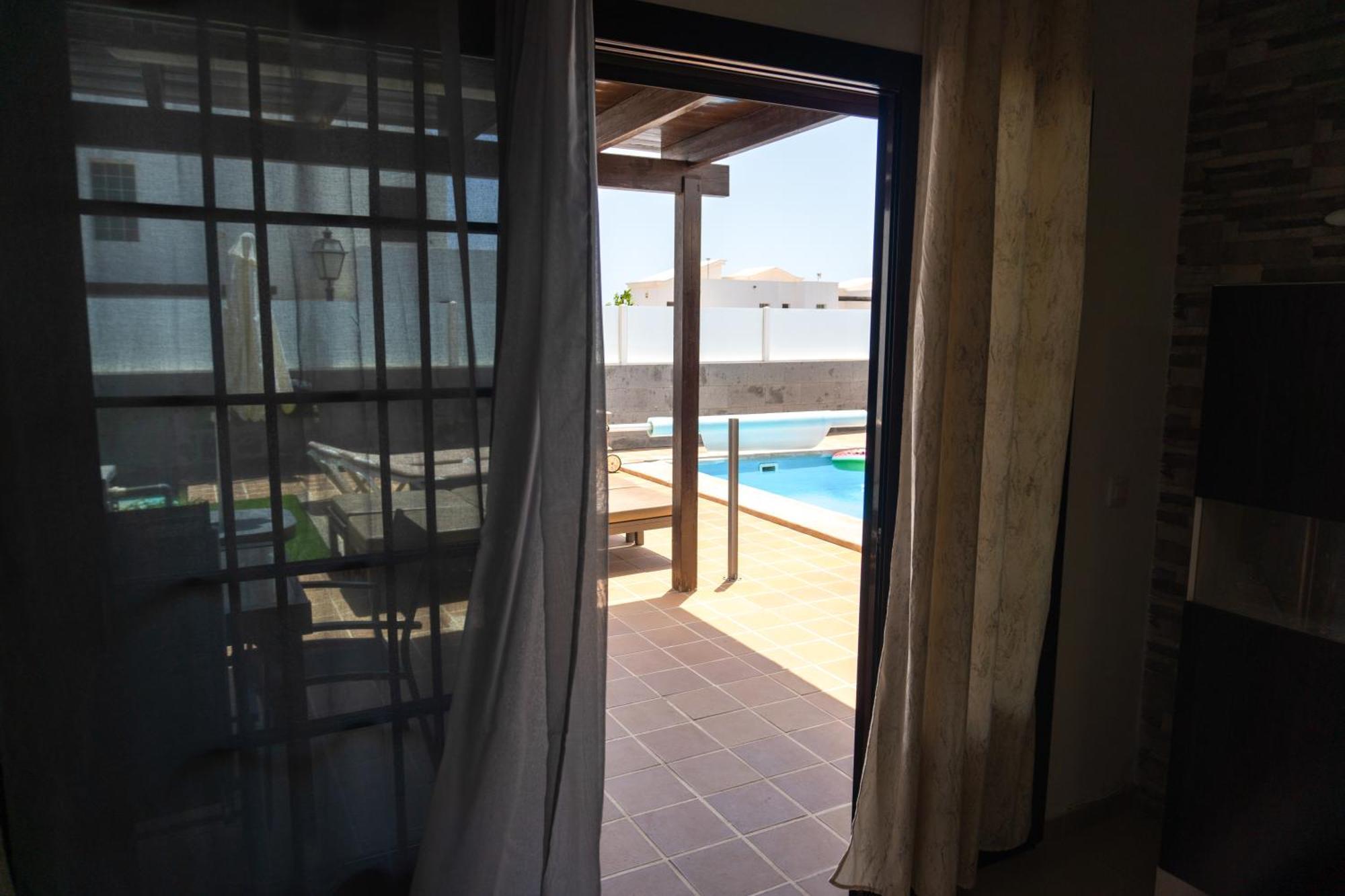 Beautiful And Luxurious With Heated Pool And Free Wi-fi In Playa Blanca. Vil·la *