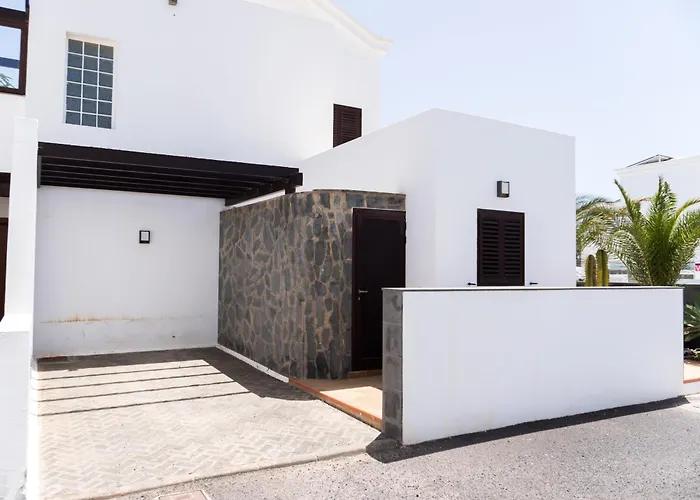 Beautiful And Luxurious Villa With Heated Pool And Free Wi-Fi In Playa Blanca.