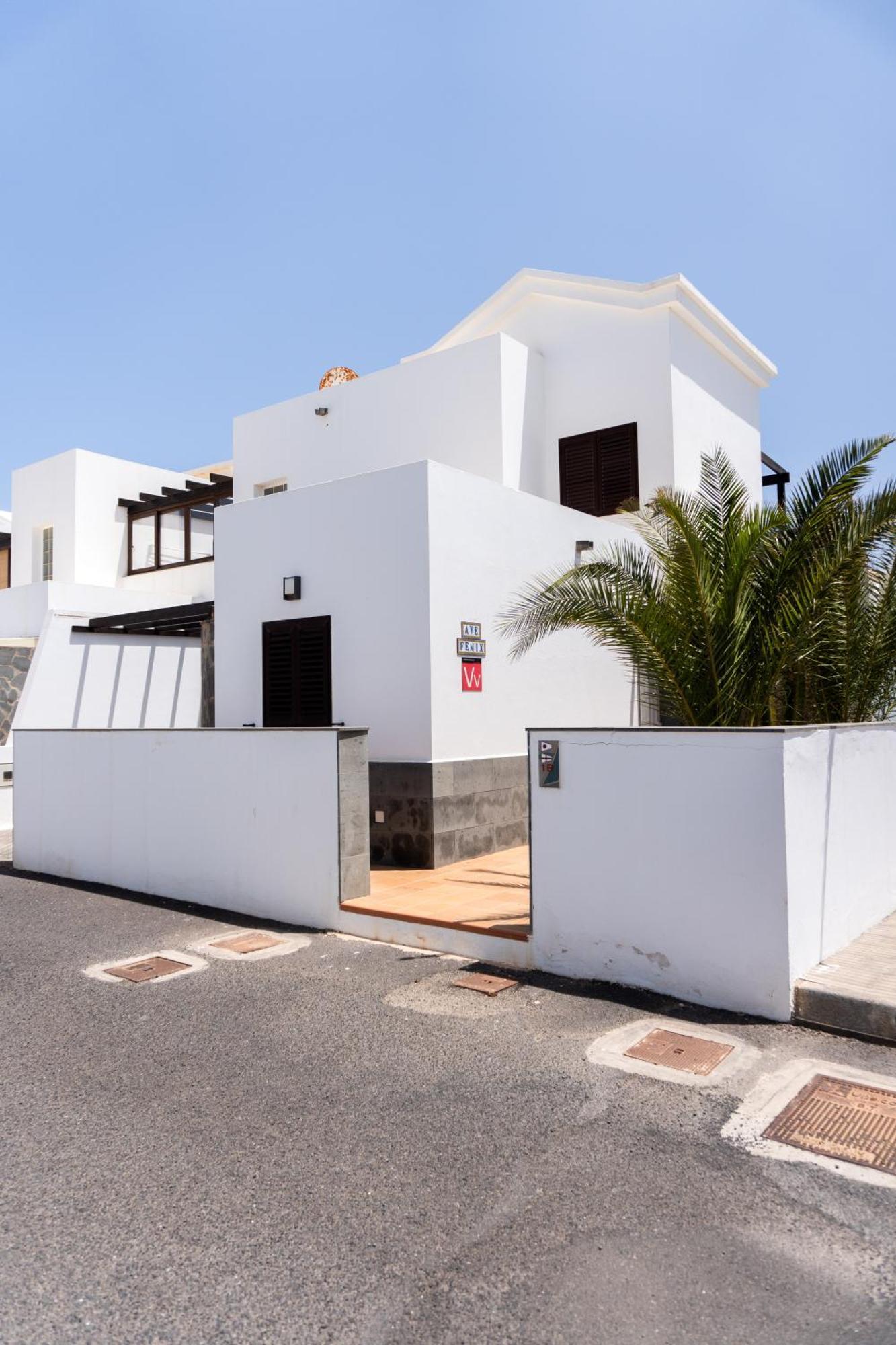 Beautiful And Luxurious With Heated Pool And Free Wi-fi In Playa Blanca. Vil·la