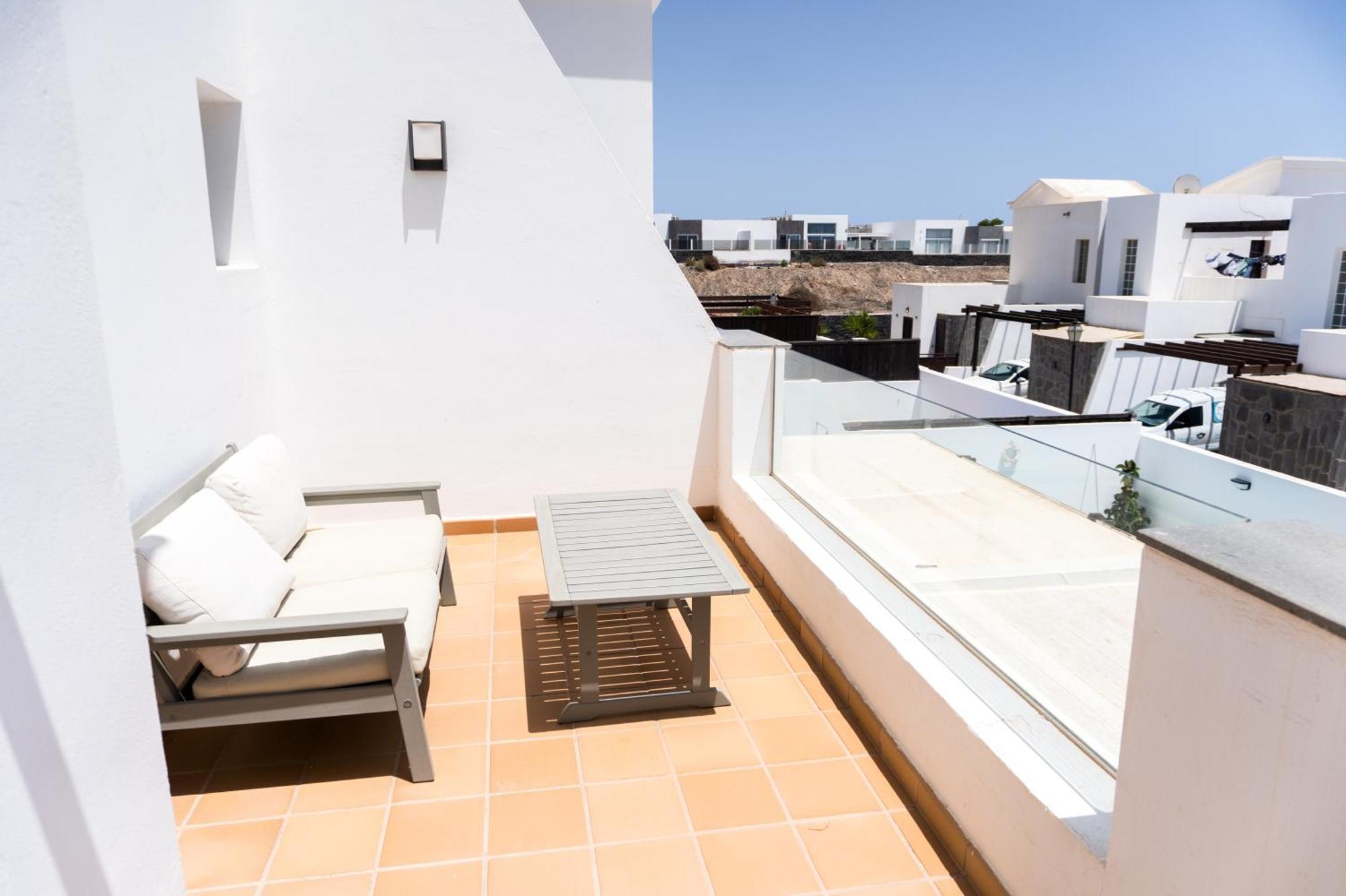Beautiful And Luxurious With Heated Pool And Free Wi-fi In Playa Blanca. Vil·la